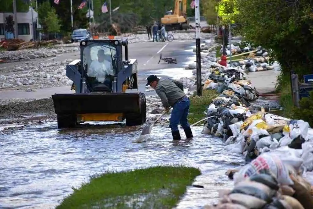 Parque Yellowstone se inunda; evacuan a 10 mil personas