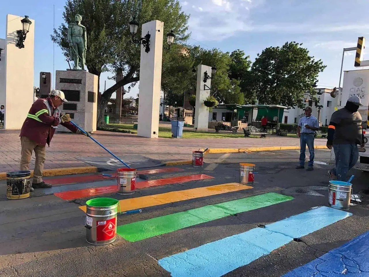 Pintan paso peatonal con bandera arcoíris; buscan inclusión en Nuevo Laredo