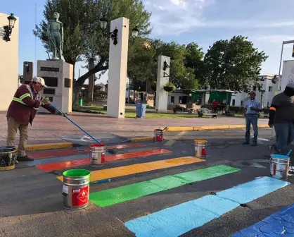 Pintan paso peatonal con bandera arcoíris; buscan inclusión en Nuevo Laredo