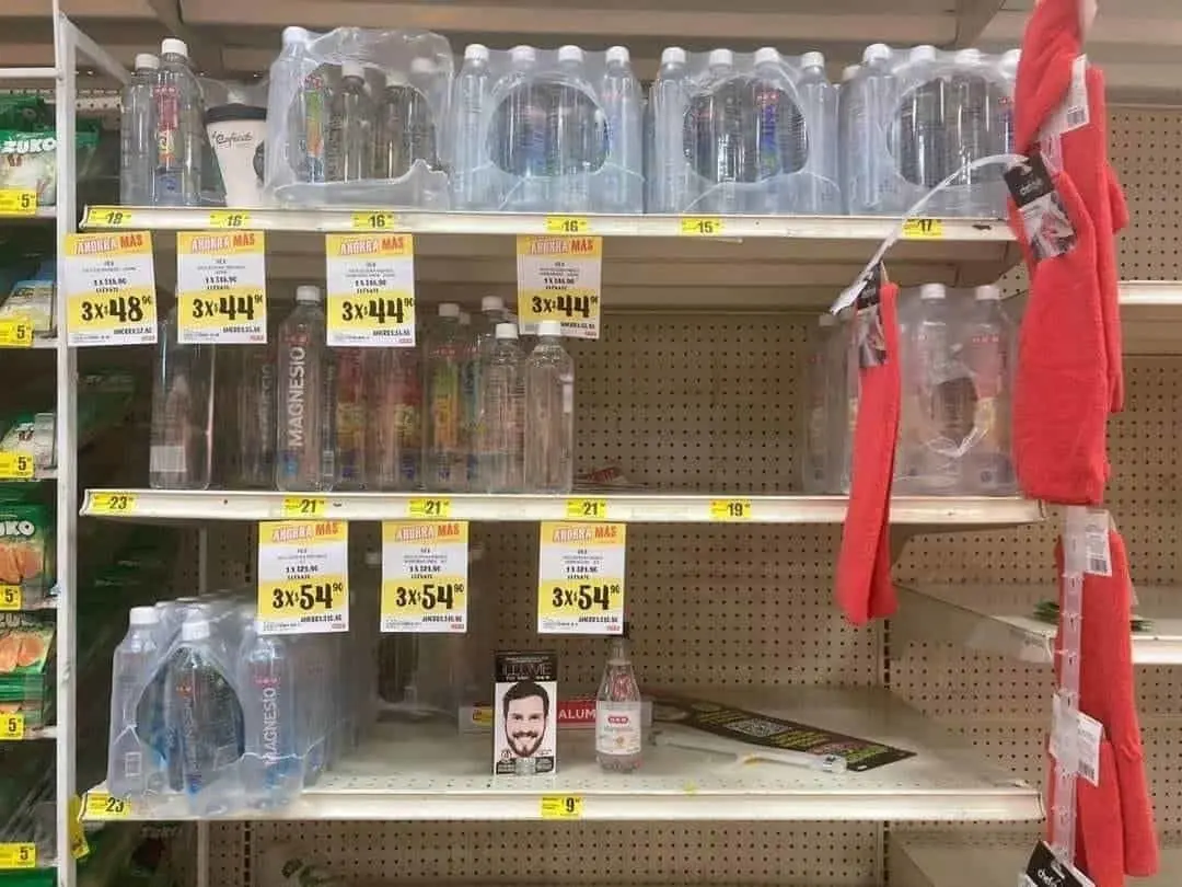 Escasea agua embotellada en Nuevo Laredo, negocios abastecen Nuevo León
