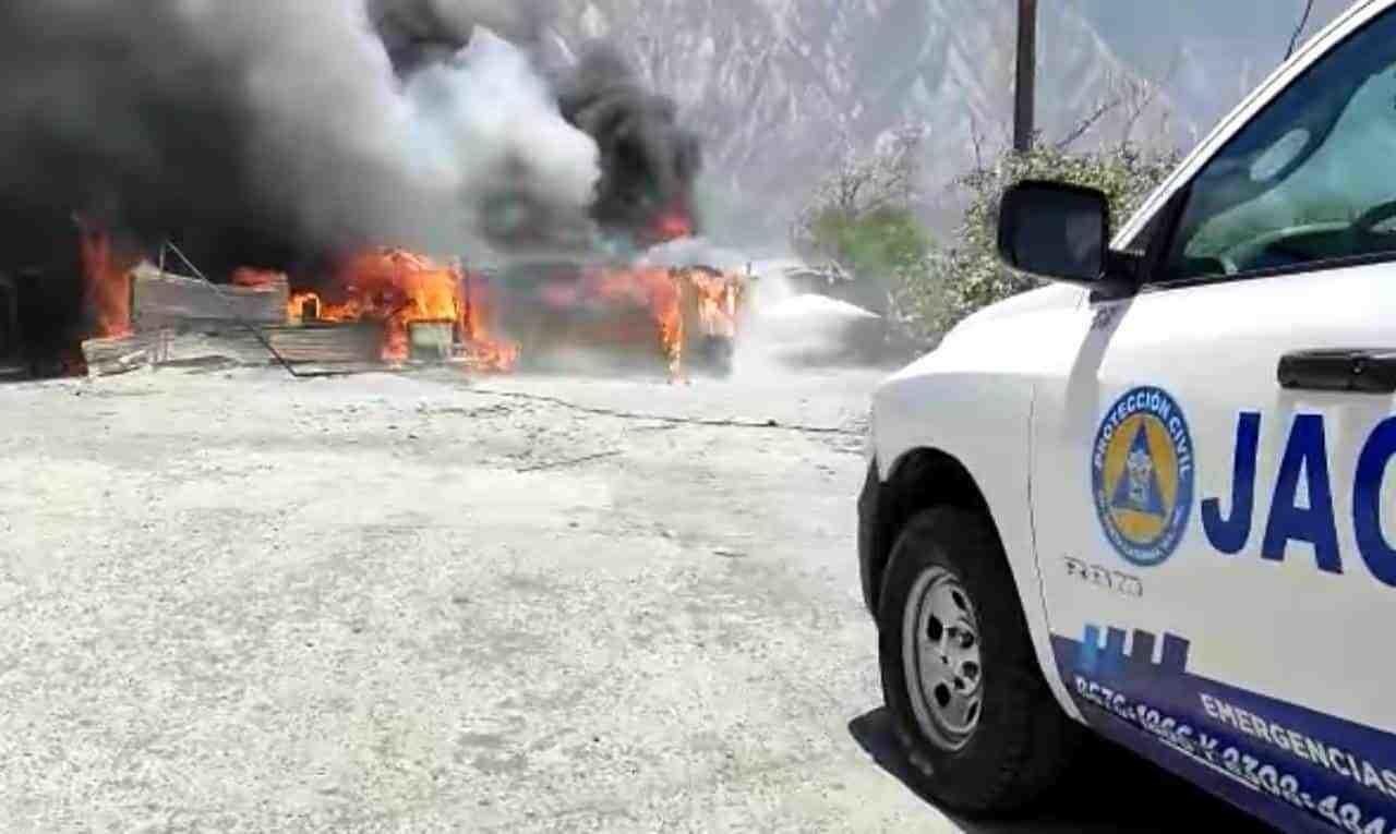 Apagan incendio en tejabanes de la Termolita en Santa Catarina