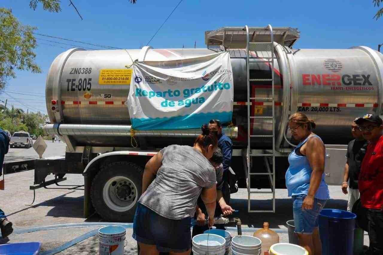 Llegan pipas de Agua y Drenaje a colonias afectadas por falta de agua