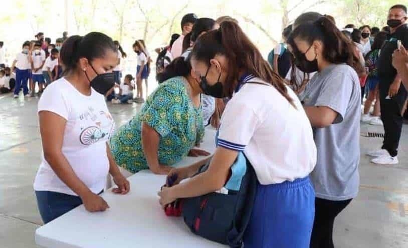 Si queremos operativos mochila en las escuelas: Padres de familia