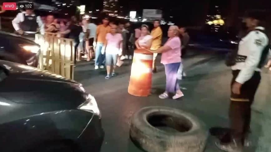 Bloquean avenida Lázaro Cárdenas ante falta de agua