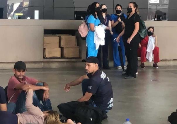 Migrantes reciben asistencia de brigada médica en Central de Autobuses