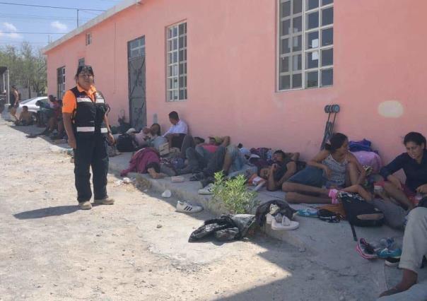 Grupo de migrantes llegan a descansar a Mina, Nuevo León