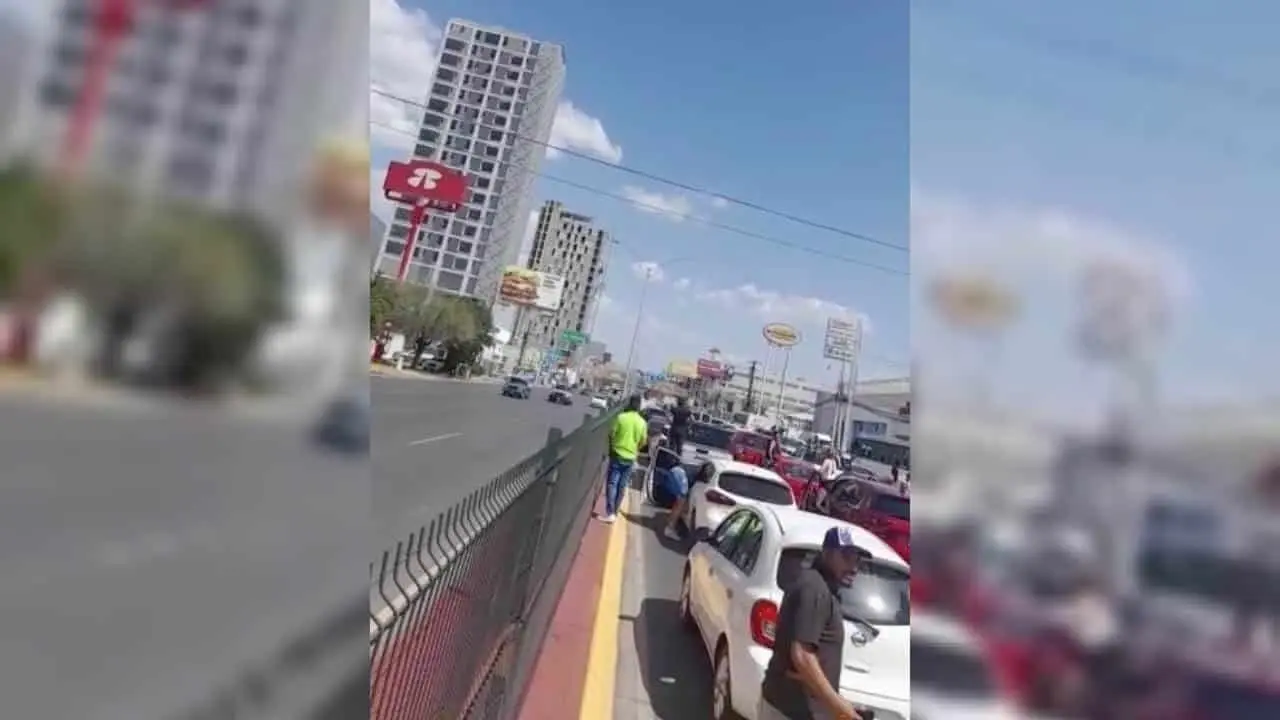 Ciudadanos bloquean avenida Garza Sada en Monterrey por cortes de agua