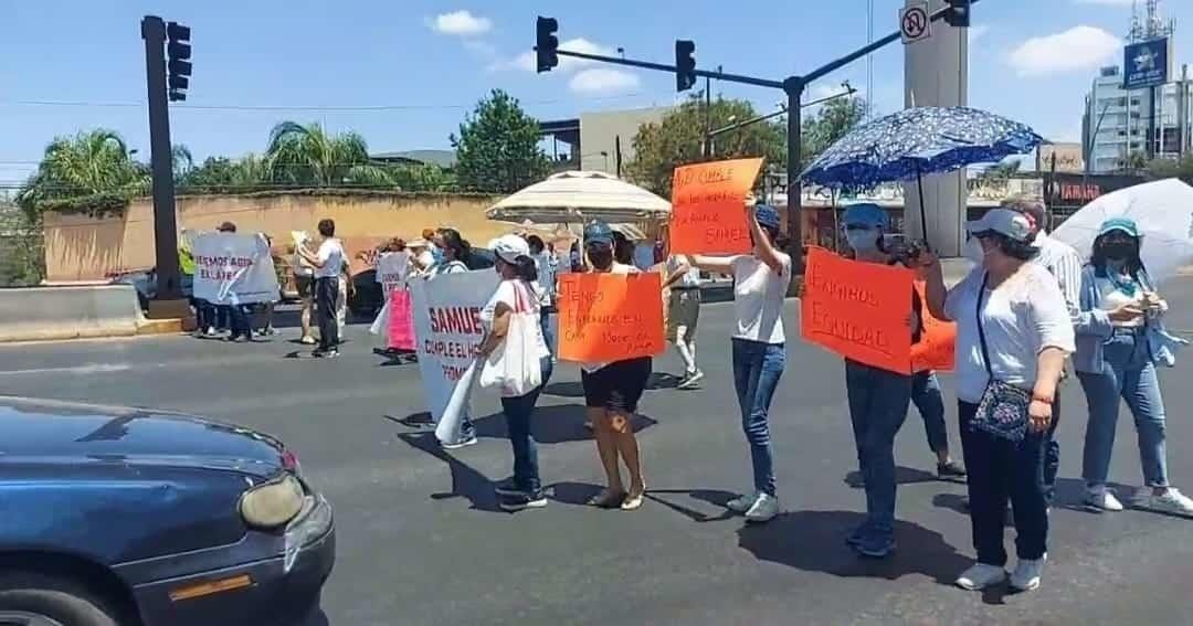 Bloquean avenida Universidad de San Nicolás por falta de agua