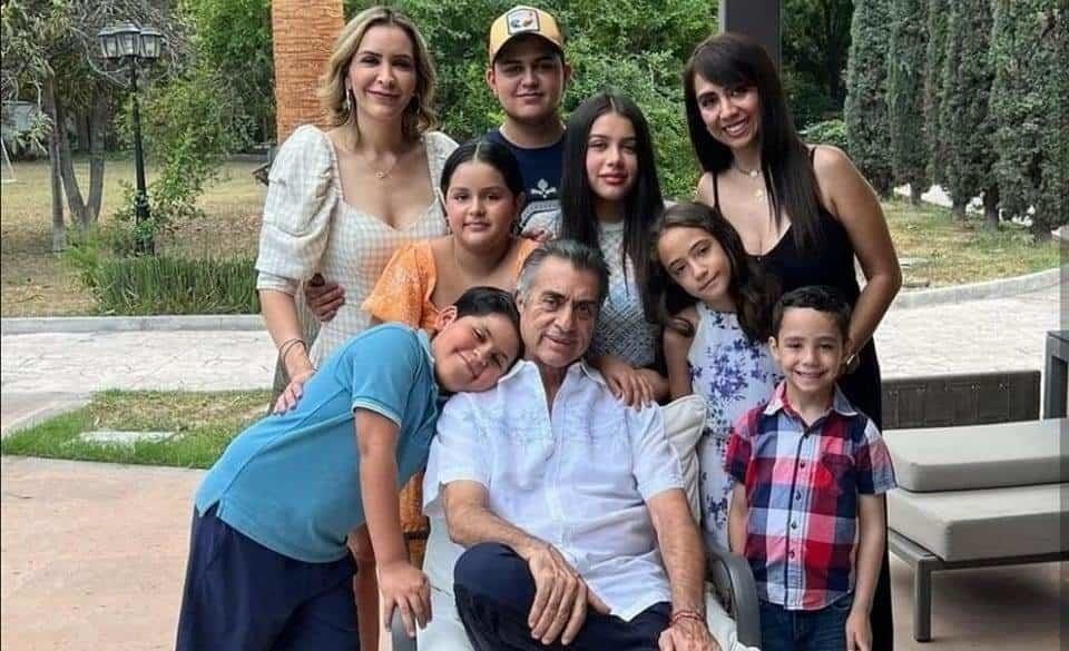 Reaparece “El Bronco” en redes; celebra el Día del Padre con su familia