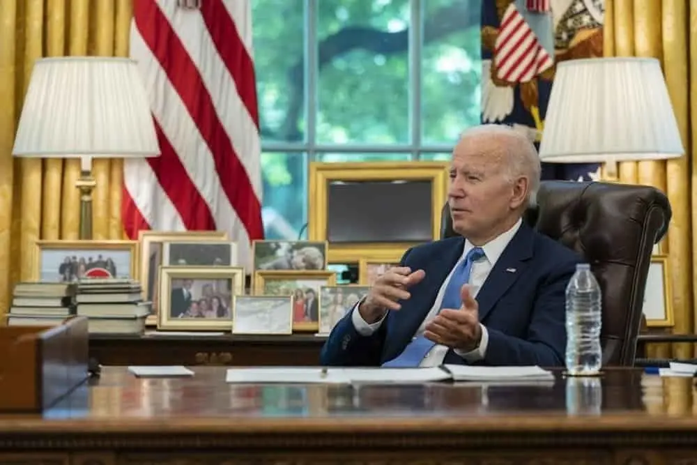 Biden podría decidir sobre impuesto federal a la gasolina