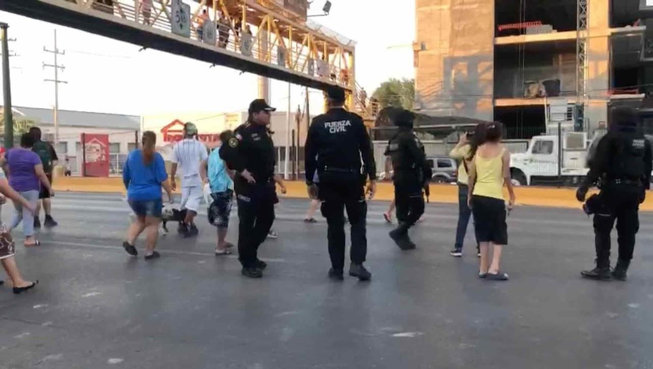 ¡Sin agua y luz! Bloquean vecinos de la Sierra Ventana avenida Garza Sada