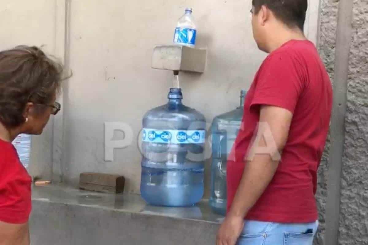 Hacen larga fila en el manantial de agua de colonia Topo Chico