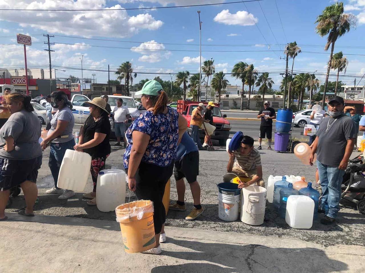 Esperan vecinos de la colonia Los Delfines horas para abastecerse de agua
