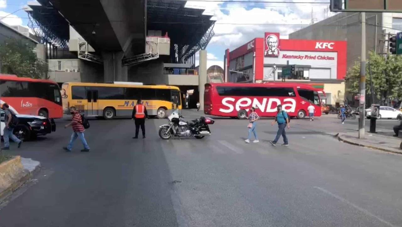 Bloquean avenida Colón en Monterrey; vecinos piden agua