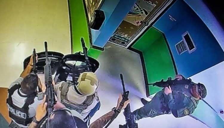 Revelan que policías se quedaron en pasillos durante tiroteo de Uvalde