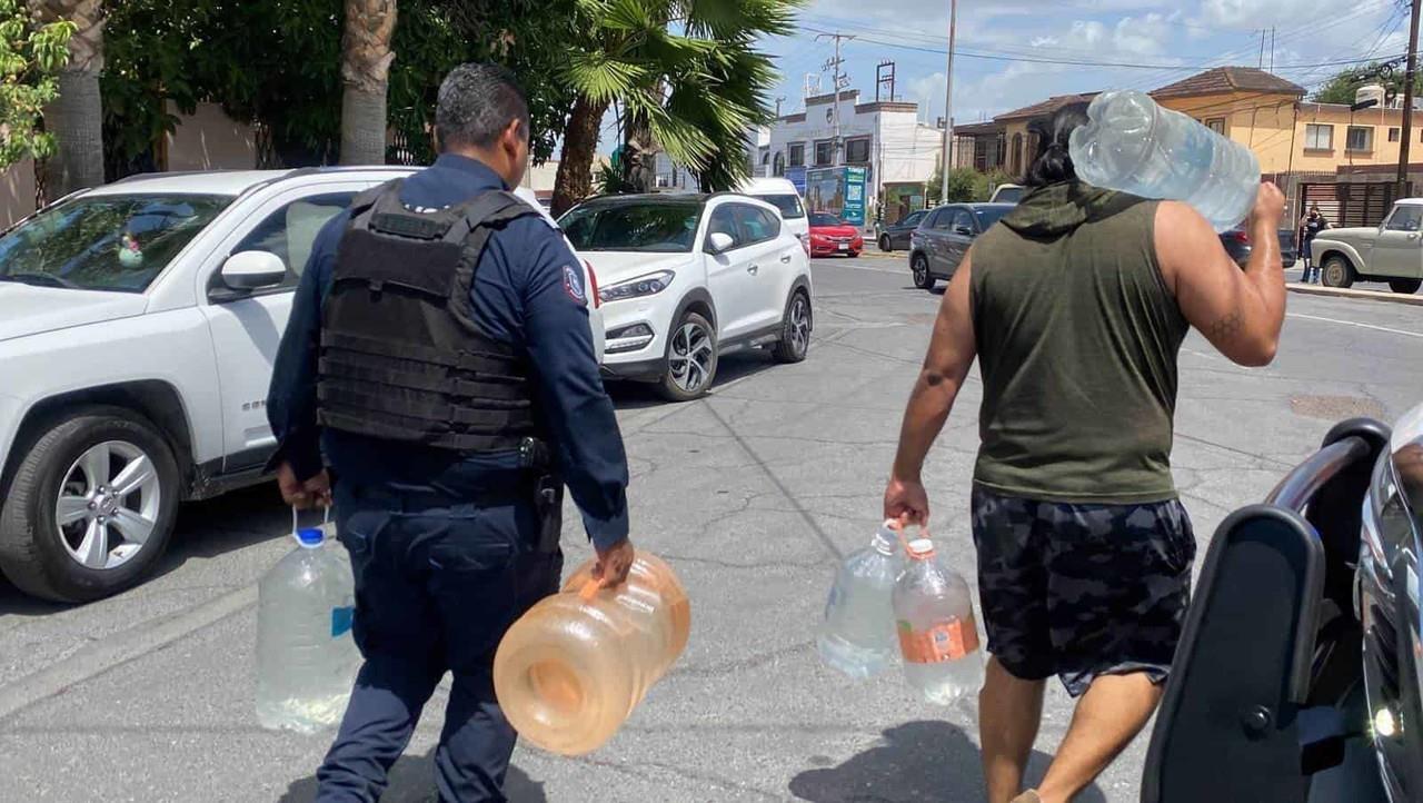 Lleva Guadalupe agua a familias afectadas por cortes