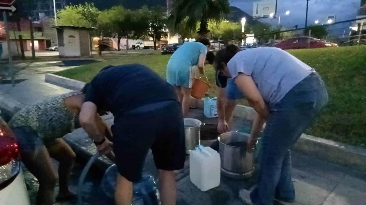 Vecinos del sur de Monterrey aprovechan venero para recolectar agua