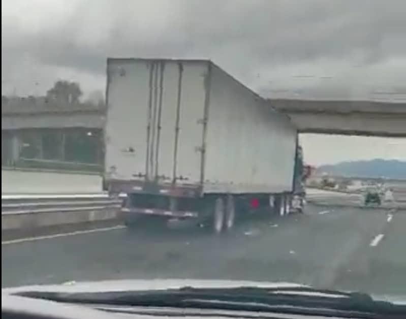 Persecución termina con volcadura de trailer en la autopista México-Pachuca