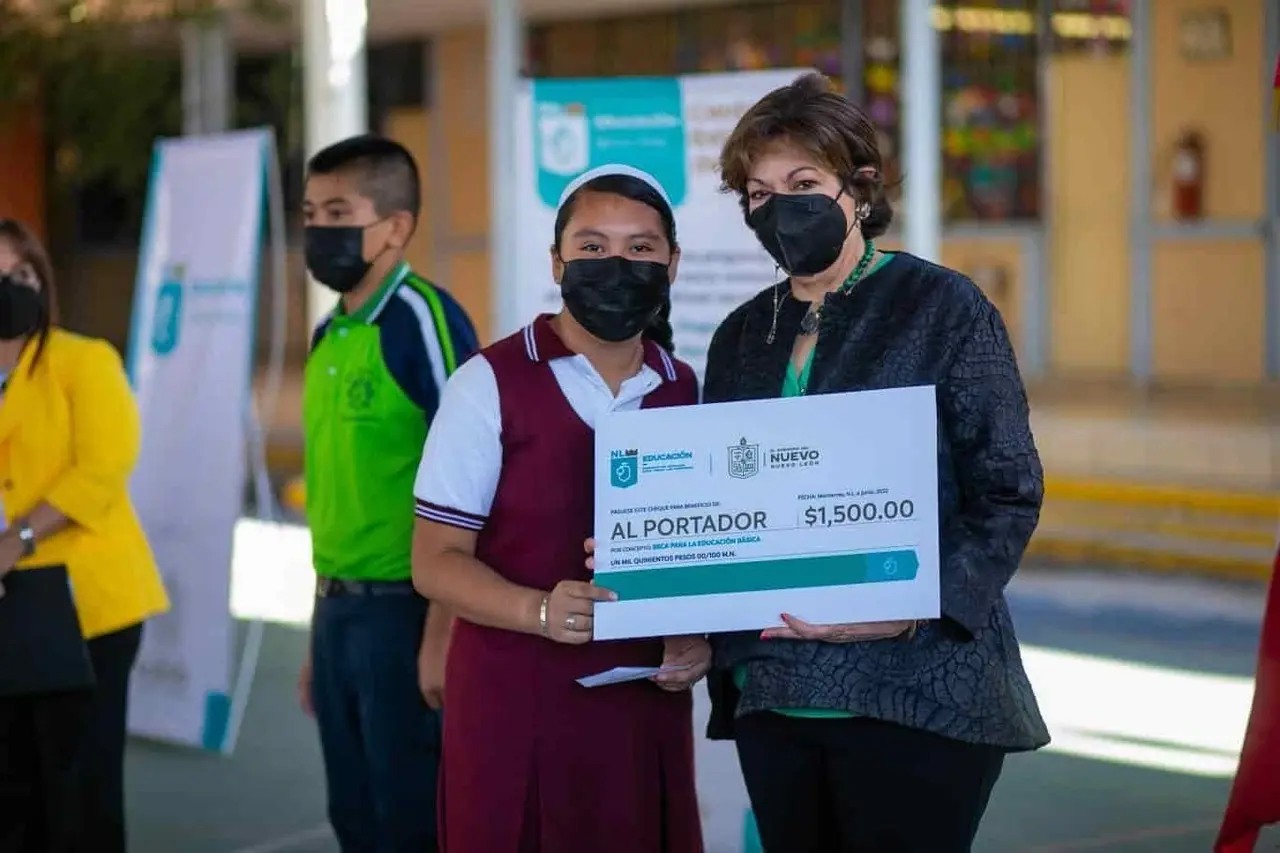Entrega Secretaría de Educación 25 mil becas de estudio
