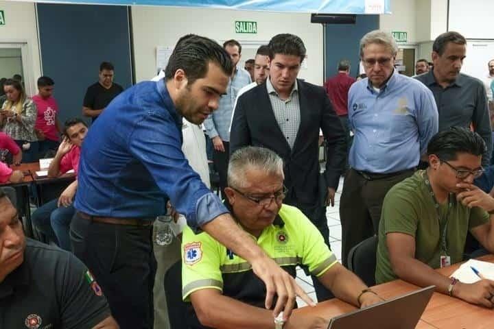 Monitorea Samuel mesa de control de Agua y Drenaje de Monterrey