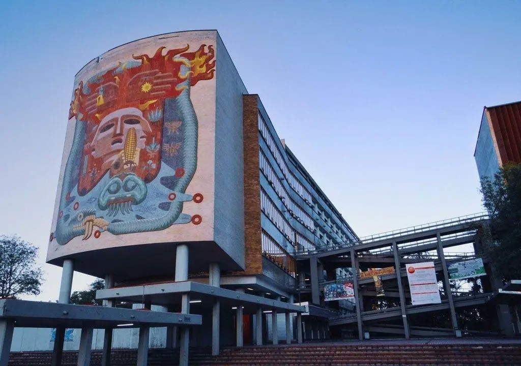 Estudiante de Medicina de la UNAM muere al lanzarse de un edificio