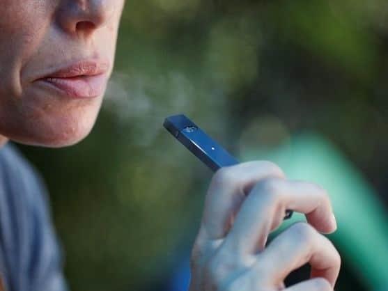 EU prohíbe cigarros electrónicos “Juul”; buscan contener vapeo en menores