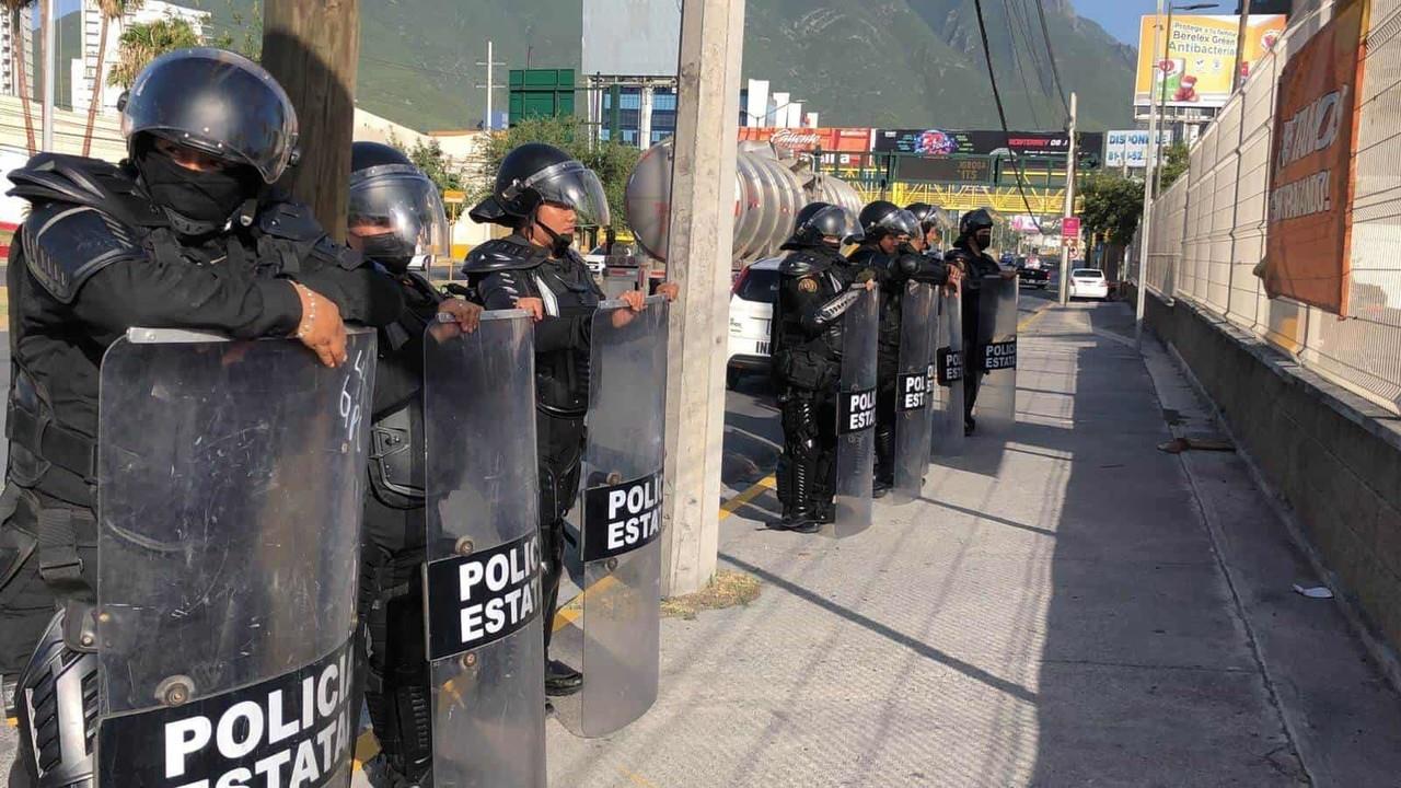 VIDEO: Blindan avenida Revolución en Monterrey para evitar bloqueos