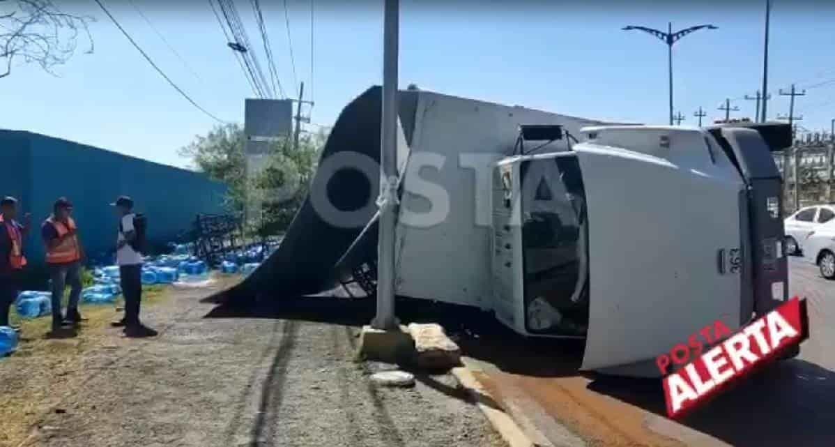 Vuelca camión con garrafones de agua potable en Juárez