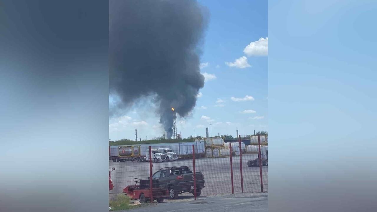 Controlan incendio en refinería de Pemex en Cadereyta
