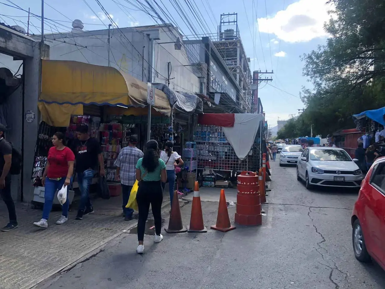 Vendedores ambulantes obstruyen calles y provocan tráfico