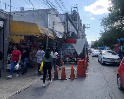 Vendedores ambulantes obstruyen calles y provocan tráfico
