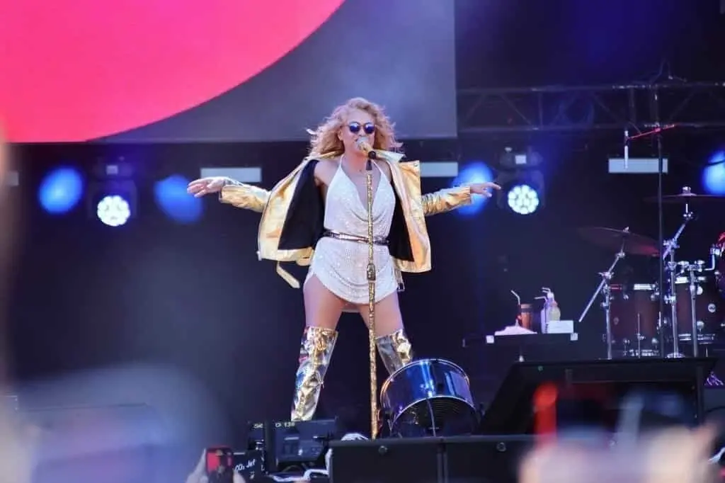 Se limita Paulina Rubio solo a cantar en el Machaca Fest