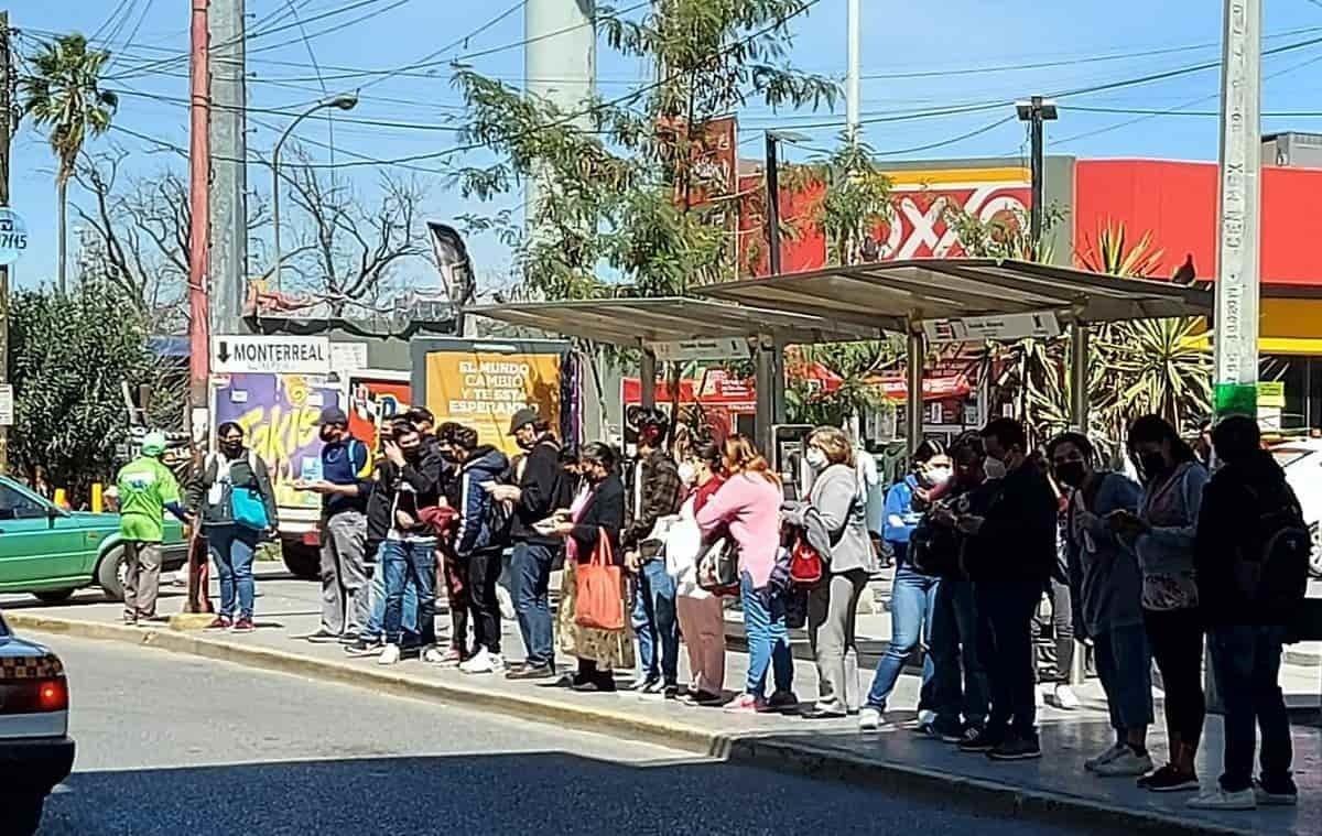 Usuarios esperan hasta 40 minutos bajo el sol para tomar el camión