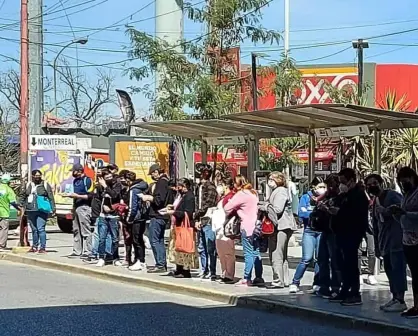 Usuarios esperan hasta 40 minutos bajo el sol para tomar el camión