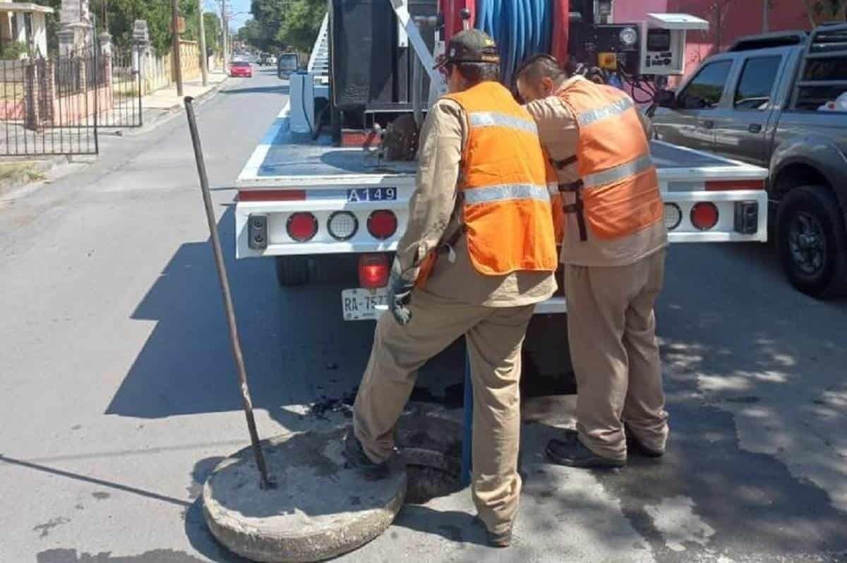 Dan mantenimiento a drenaje sanitario en Santiago, Nuevo León