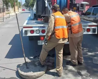 Dan mantenimiento a drenaje sanitario en Santiago, Nuevo León