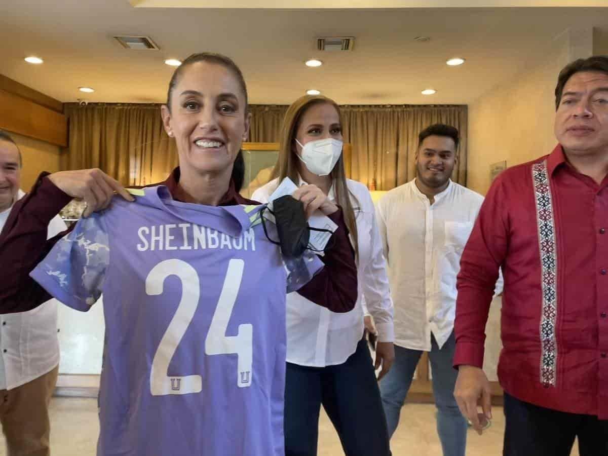 Claudia Sheinbaum presume jersey de Tigres Femenil