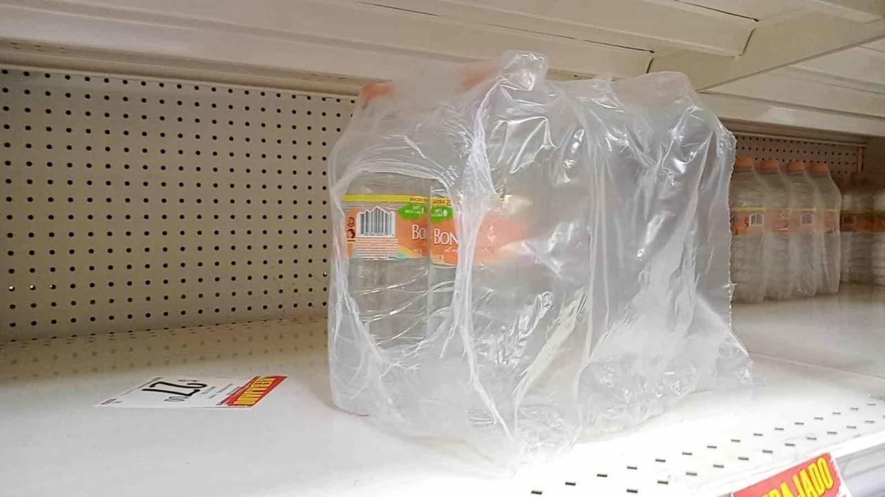 Continúa escasez de agua embotellada en centros comerciales