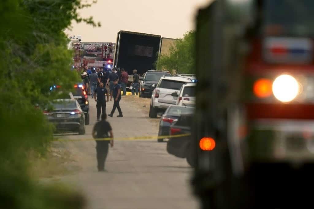 Encuentran 46 cuerpos en tráiler en Texas; se presume eran migrantes