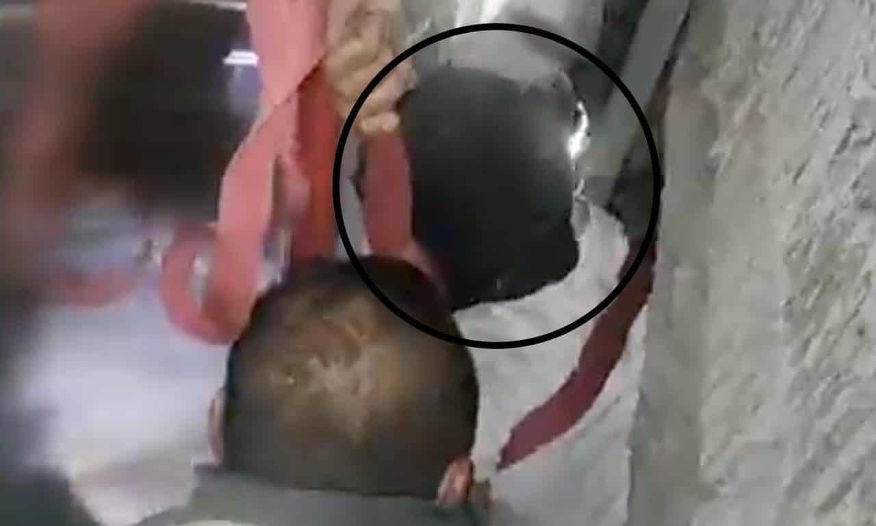 VIDEO: Ladrón entra a robar a un Oxxo; se queda atorado en un ducto