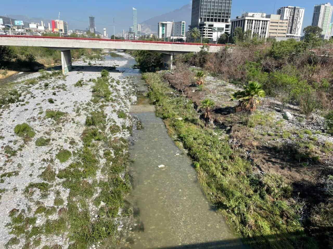 Lluvias dejan corriente de agua en el río Santa Catarina