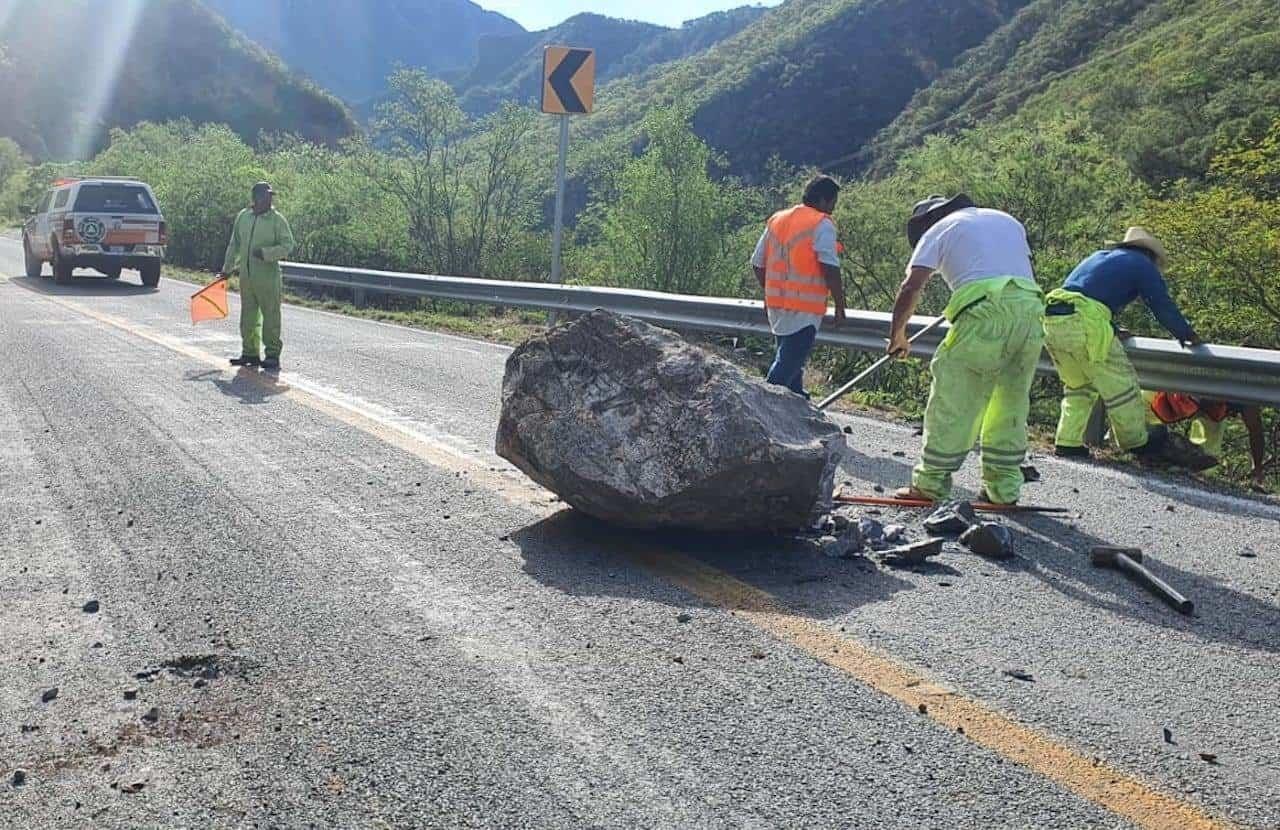 Habilitan carril por caída de rocas en carretera de Iturbide a Linares