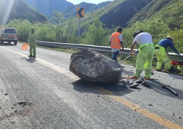 Habilitan carril por caída de rocas en carretera de Iturbide a Linares
