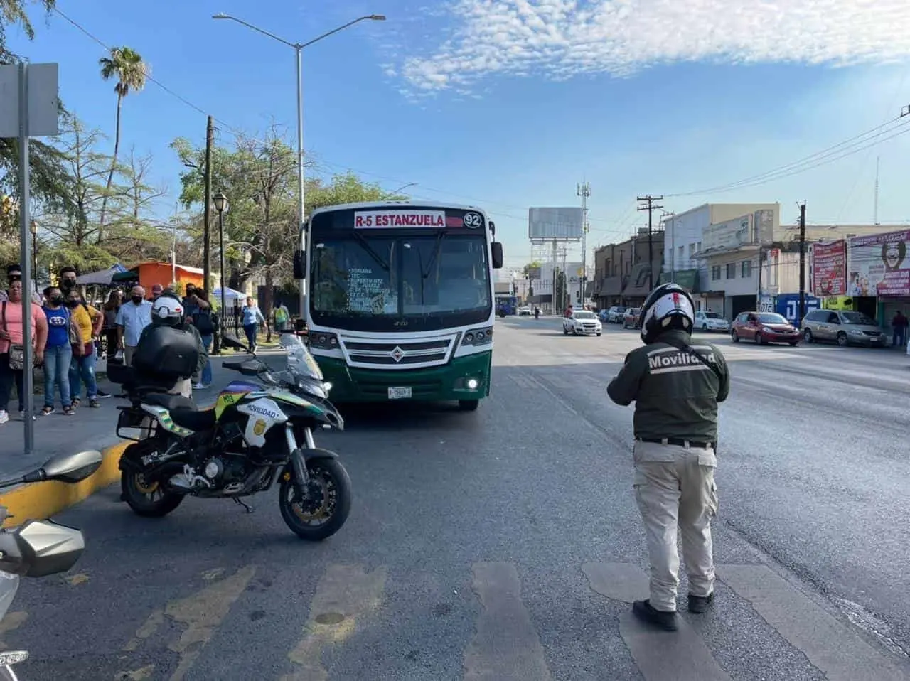 Usuarios denuncian que camiones siguen cobrando 15 pesos