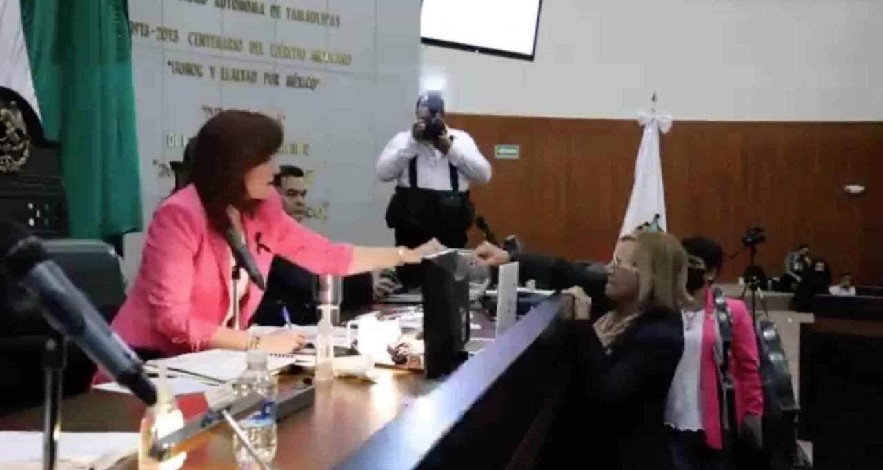 ¡Se arman los jalones! Diputada Magaly Deandar causa accidente en Congreso