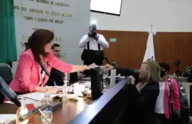 ¡Se arman los jalones! Diputada Magaly Deandar causa accidente en Congreso