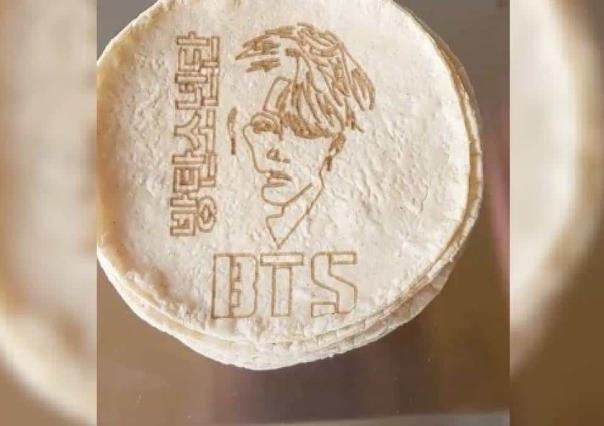¿A cuánto el kilo de BTS? Joven crea tortillas con logo de la banda