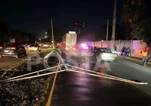 Automovilista choca y derriba luminaria en la avenida Morones Prieto