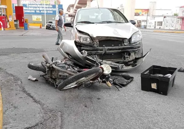 Embisten a motociclista, se quiebra la pierna y le encuentran marihuana