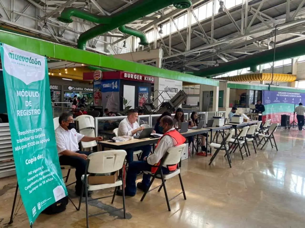 Apoya Metrorrey con tarjetas MIA a usuarios en estación Cuahutémoc